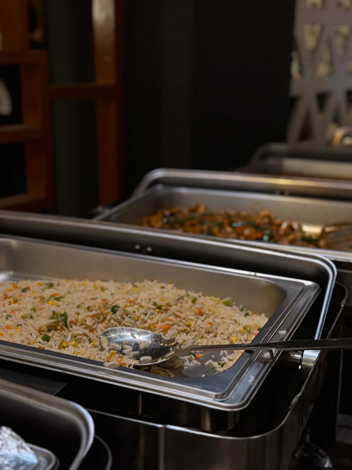 Toplu yemek servisi için gastronom kaplarında sıcak yemek — temsili fotoğraf